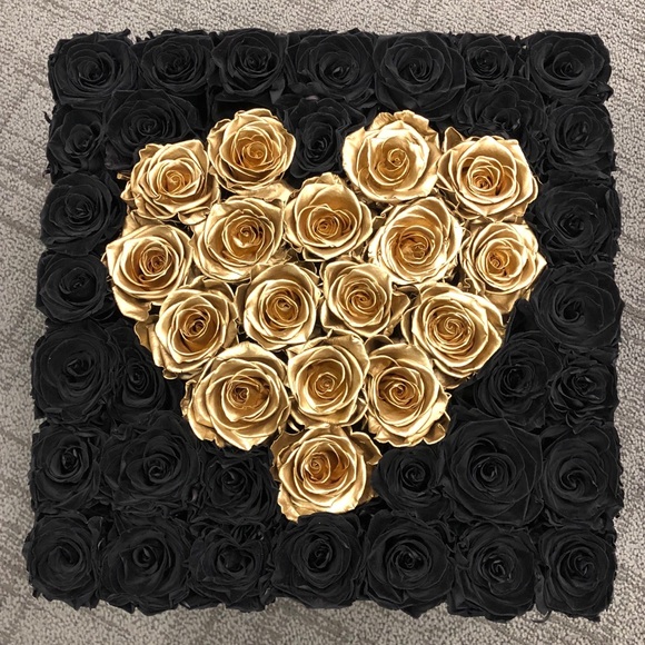 Other - New Venus Et Fleur Black and Gold Heart Roses